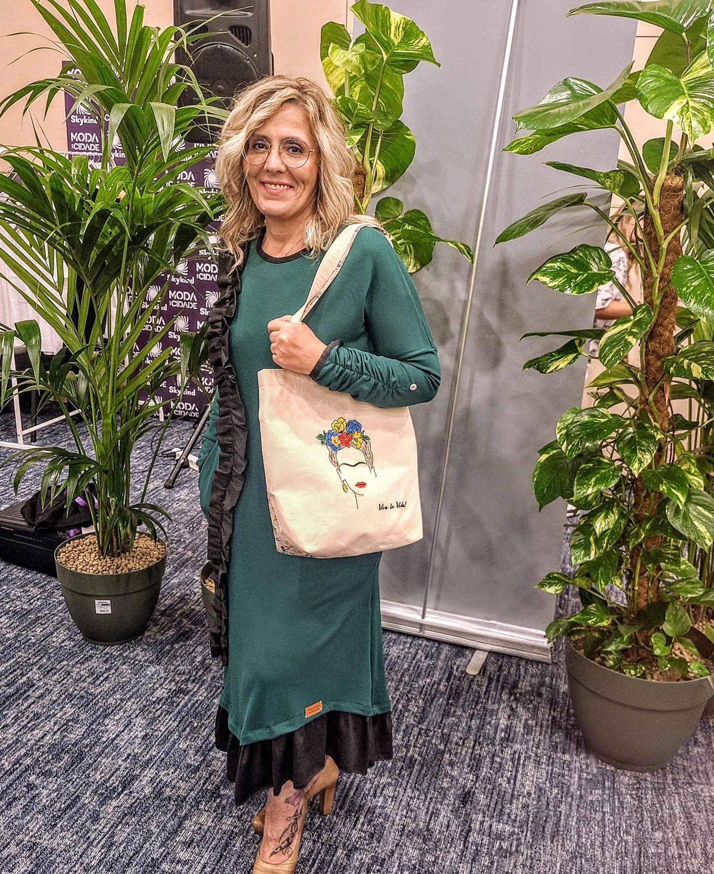 Vestido Oliva – Verde em Malha Punto Roma com Folho Assimétrico | Made4you®