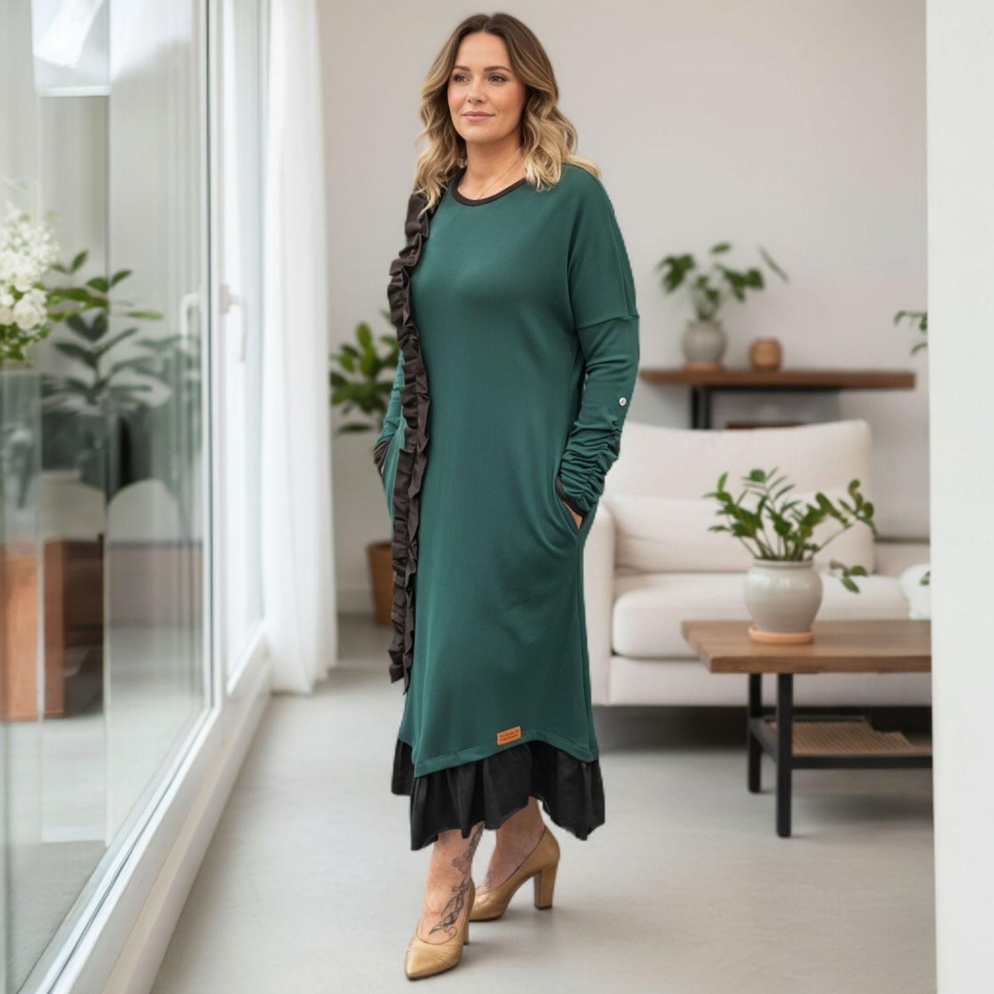 Vestido Oliva – Verde em Malha Punto Roma com Folho Assimétrico | Made4you®