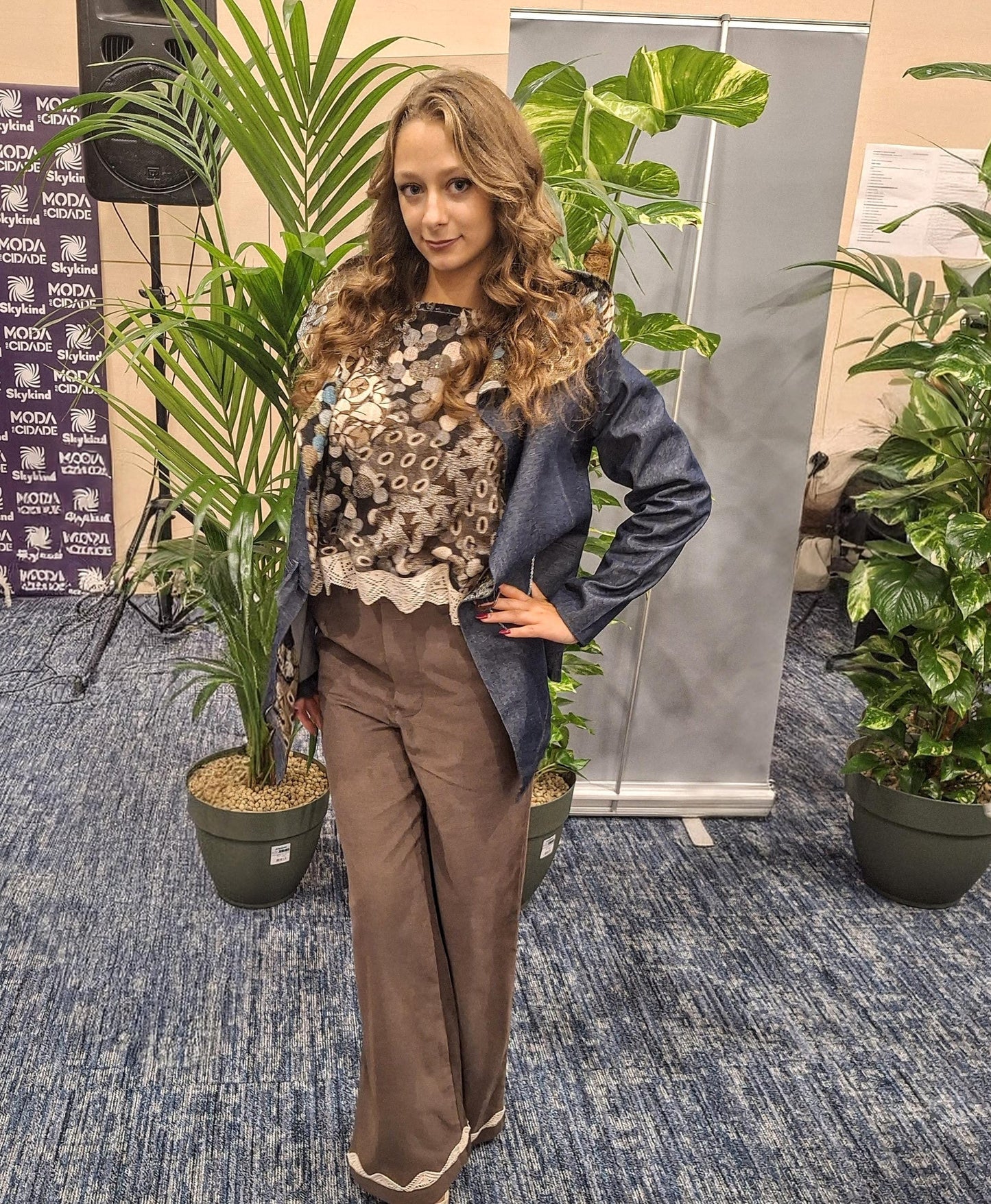 Conjunto Bruma – Blusa fluida estampada e calça chocolate com renda | Coordenado elegante feminino | Roupa confortável, sofisticada Made4you