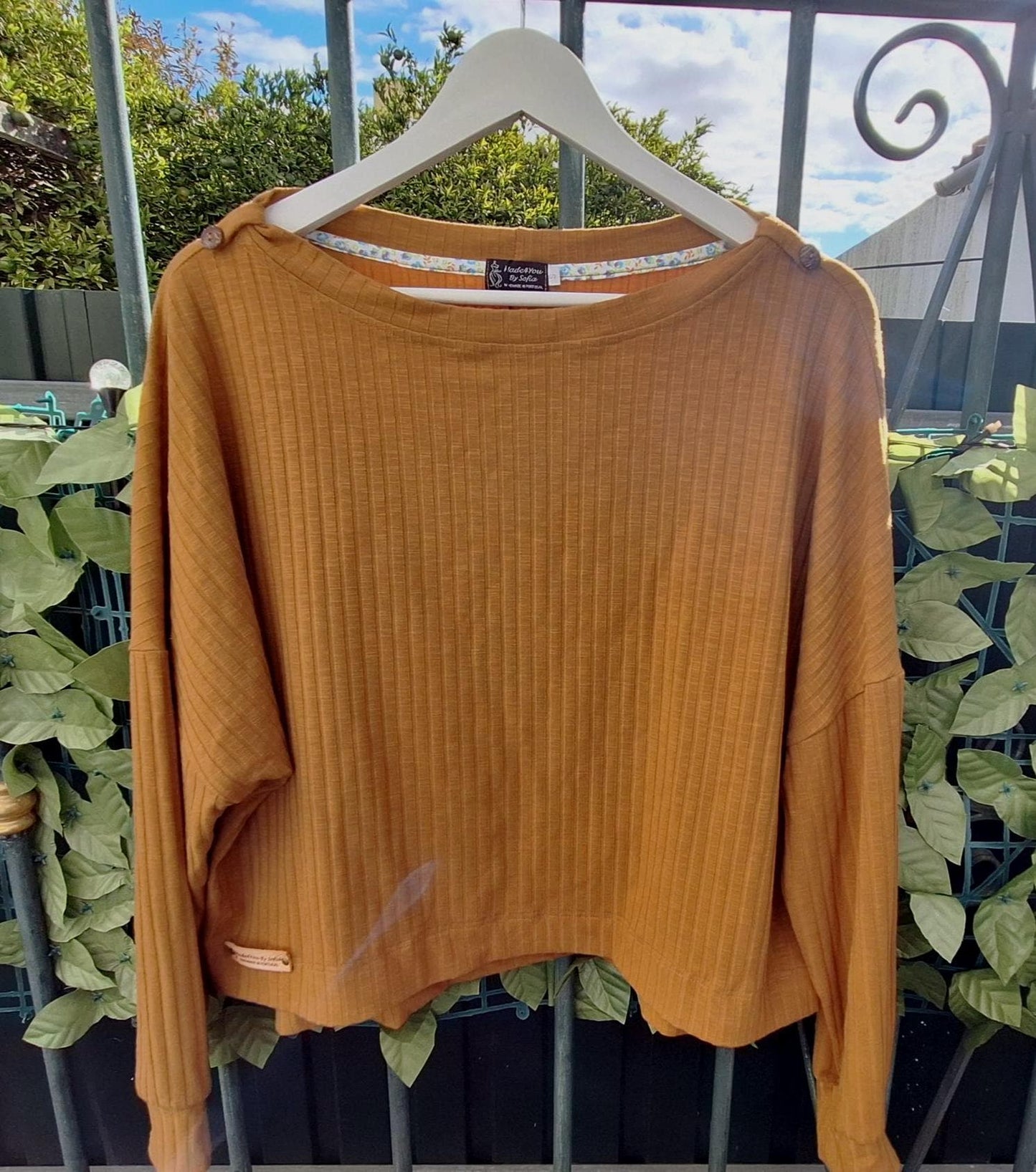Camisola mostarda feminina com botões no ombro | Malha canelada confortável | Estilo casual elegante | Handmade in Portugal – Made4you®