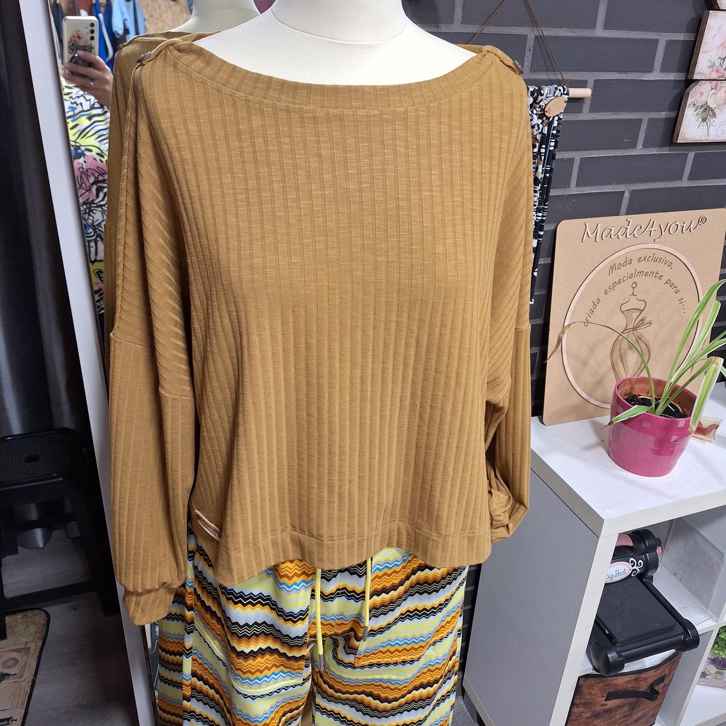 Camisola mostarda feminina com botões no ombro | Malha canelada confortável | Estilo casual elegante | Handmade in Portugal – Made4you®