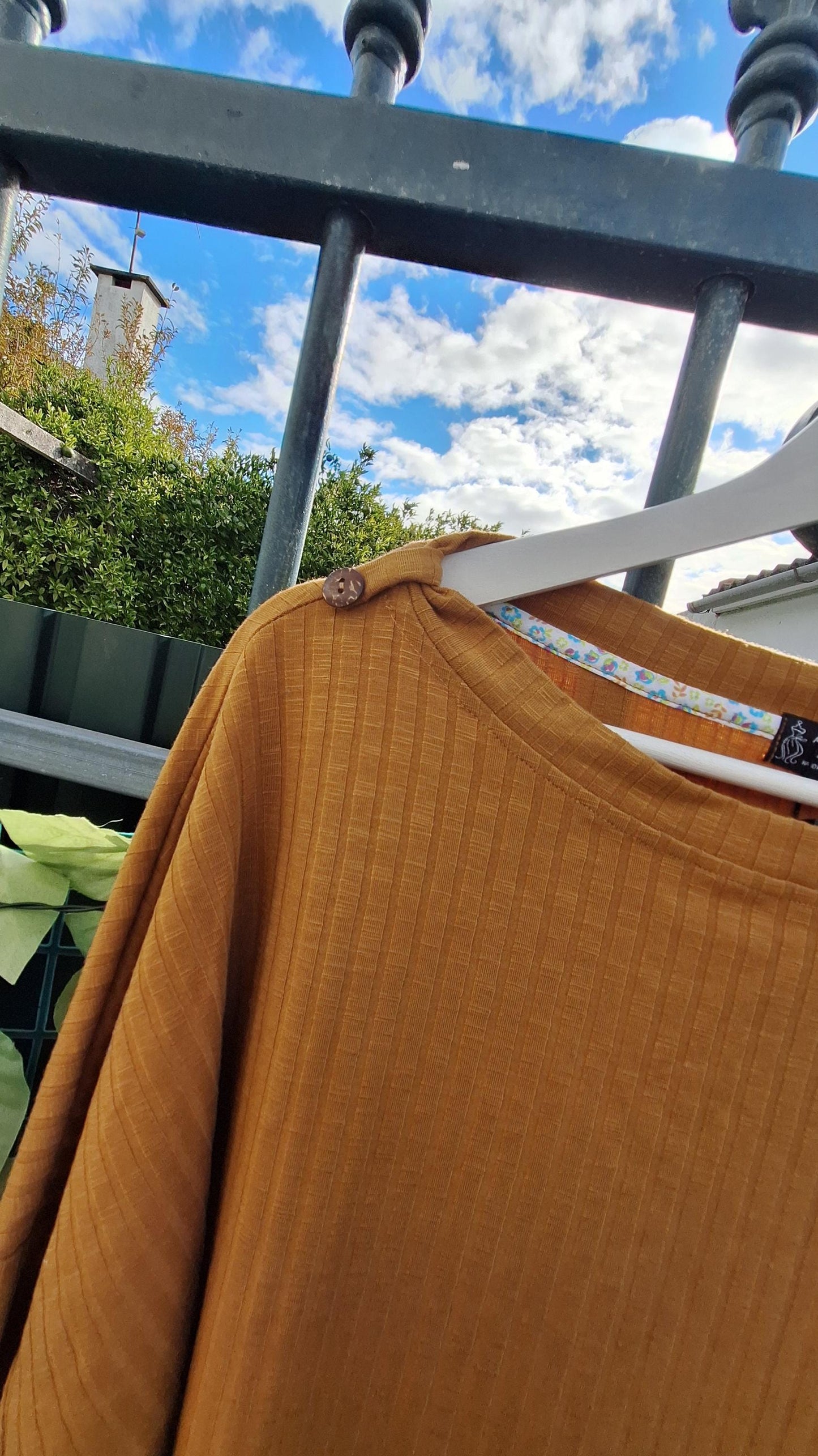 Camisola mostarda feminina com botões no ombro | Malha canelada confortável | Estilo casual elegante | Handmade in Portugal – Made4you®