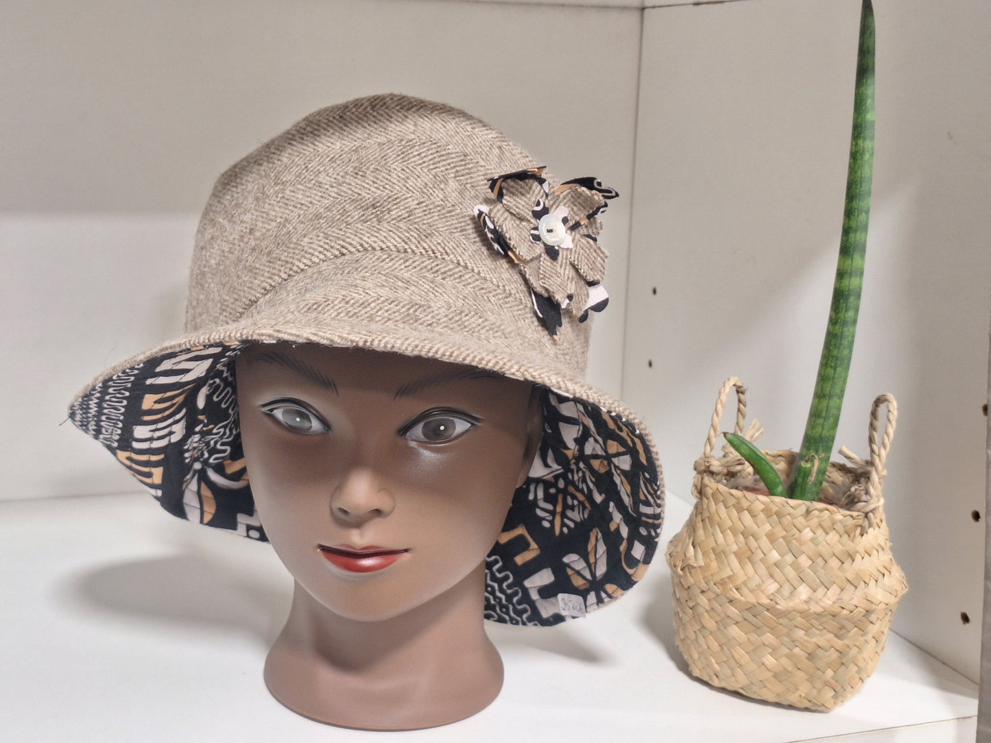 Panamá em Burel com Detalhes em Capulana – Elegância Artesanal e Design Exclusivo