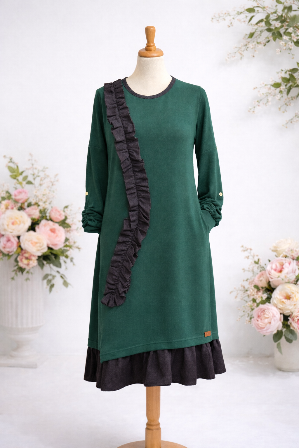 Vestido Oliva – Verde em Malha Punto Roma com Folho Assimétrico | Made4you®