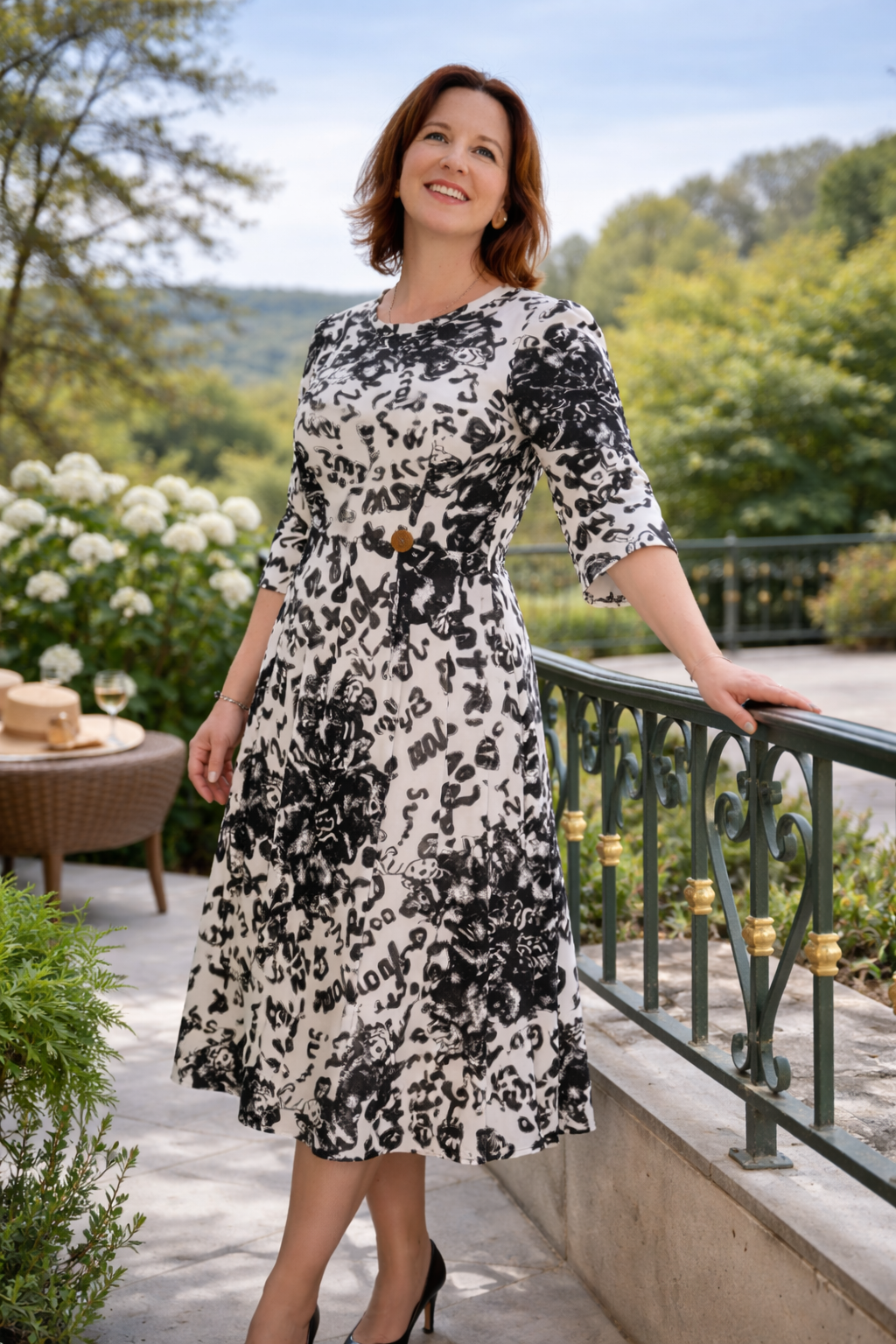 Vestido midi em malha de algodão com fantasia em preto e branco e mangas de pregas