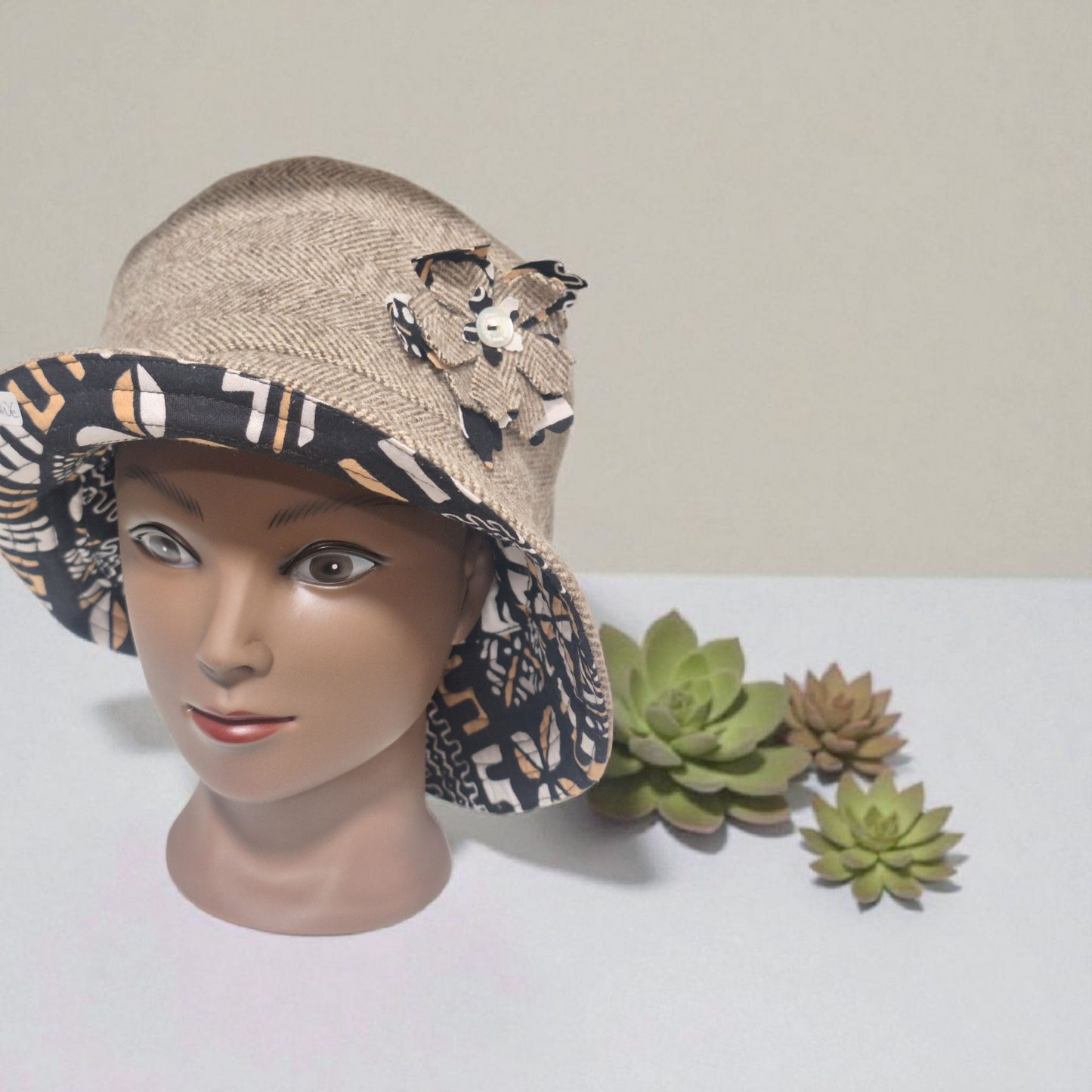 Panamá em Burel com Detalhes em Capulana – Elegância Artesanal e Design Exclusivo