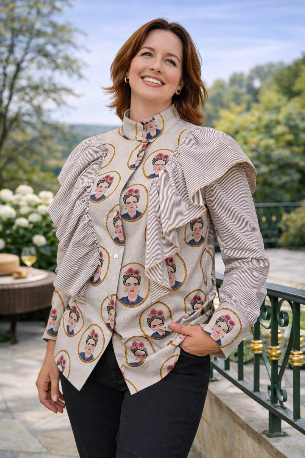 Camisa de senhora com folho e padrão Frida Kahlo