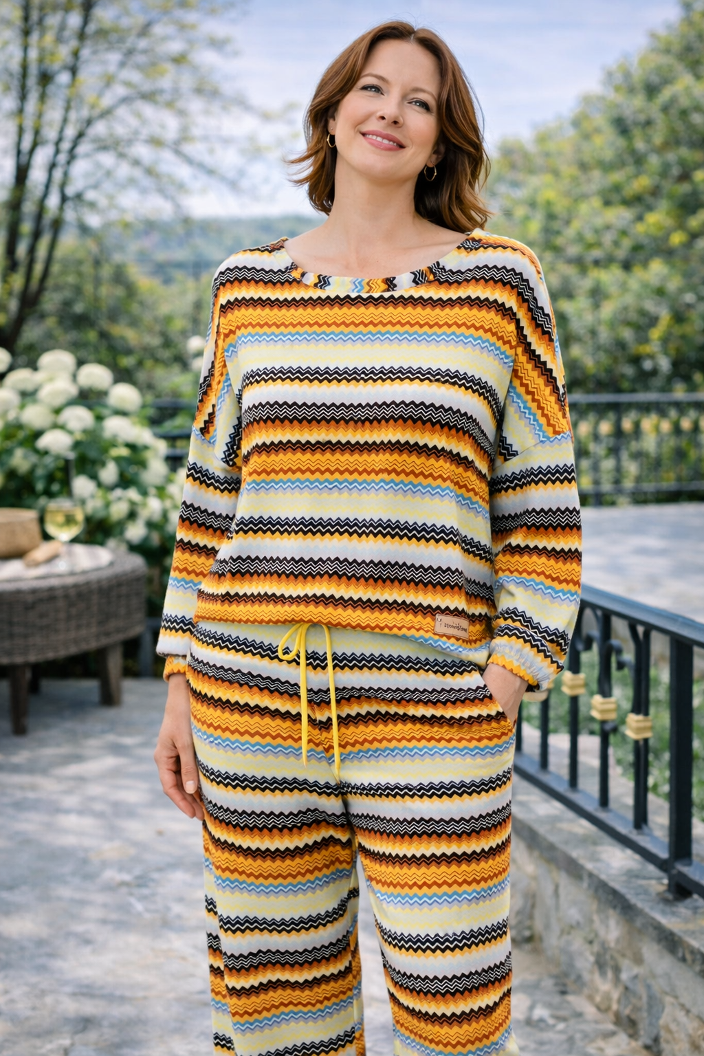 Coordenado de malha com padrão zig zag amarelo e castanho | Conjunto confortável de duas peças | Estilo casual e exclusivo Made4you®