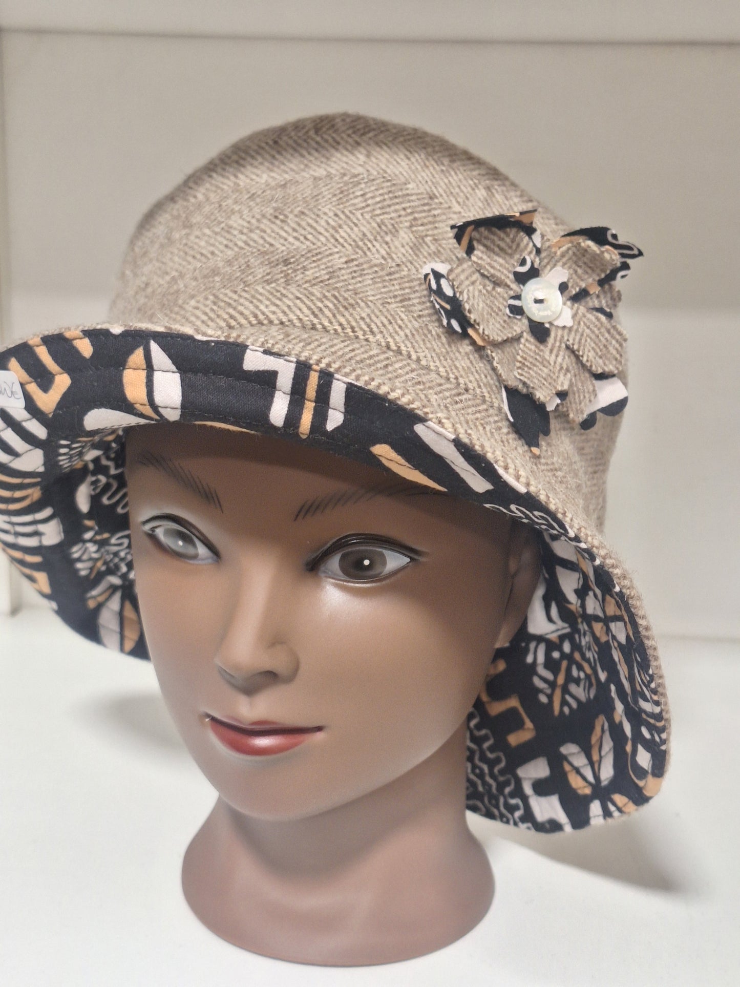 Panamá em Burel com Detalhes em Capulana – Elegância Artesanal e Design Exclusivo