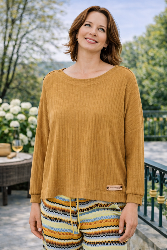 Camisola mostarda feminina com botões no ombro | Malha canelada confortável | Estilo casual elegante | Handmade in Portugal – Made4you®