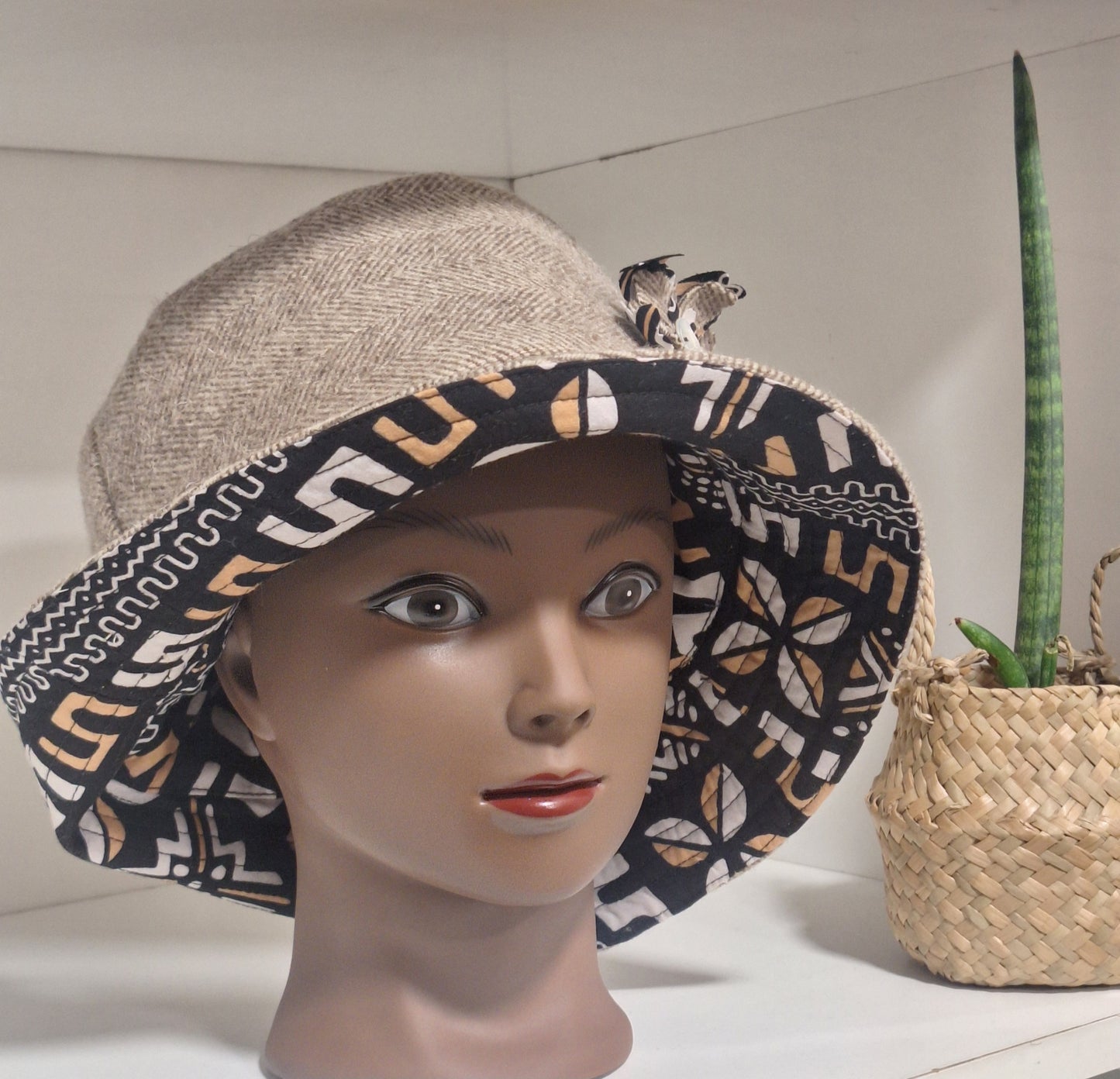 Panamá em Burel com Detalhes em Capulana – Elegância Artesanal e Design Exclusivo